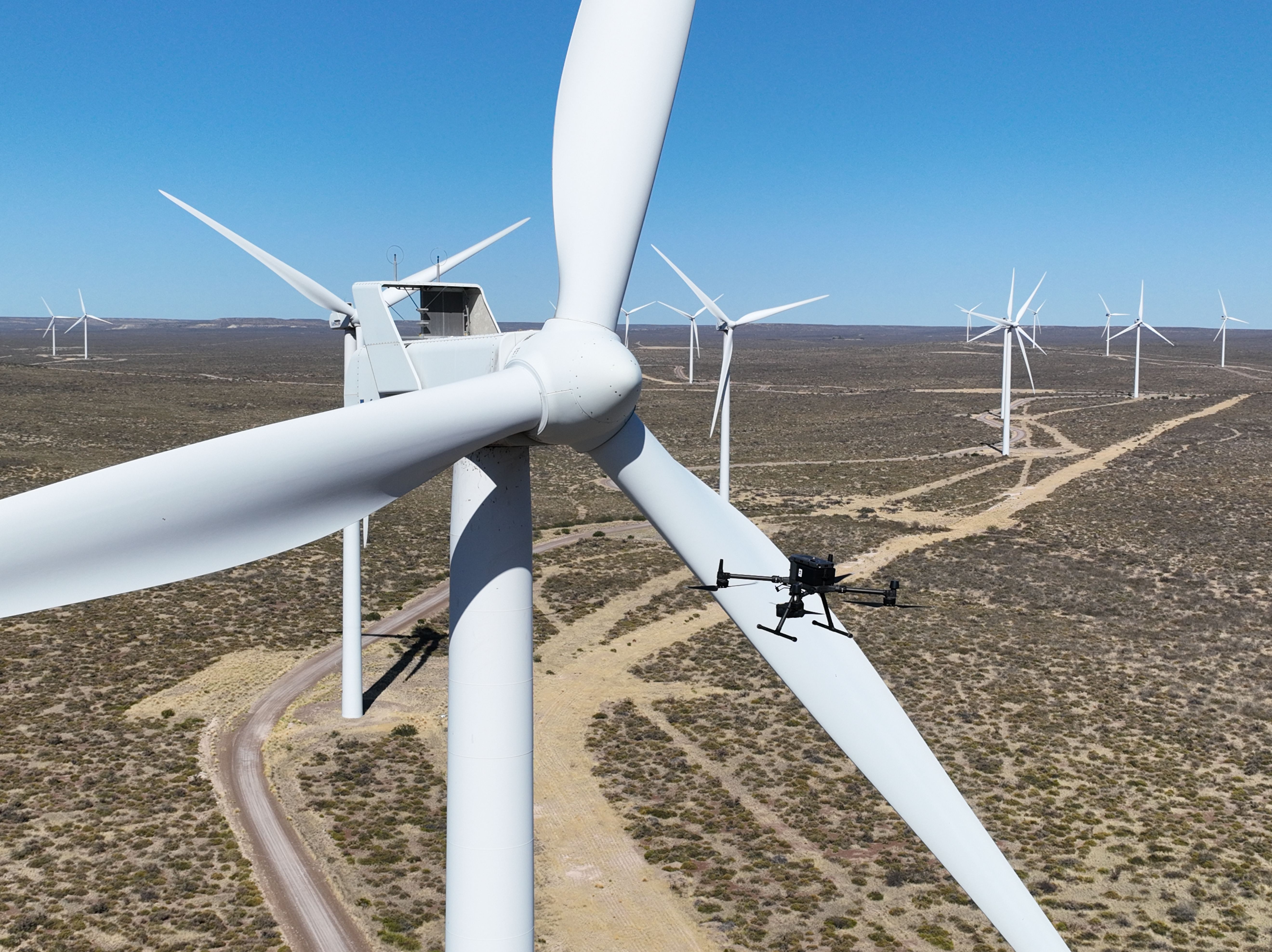 Intelligent monitoring of wind turbines in motion